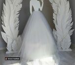 Фотозона перья и силуэт девушки 