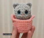 Кот в корзинке - вязаная игрушка