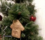 украшение-на-елку-из-дерева-сказочный-домик