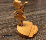фото-держатель-телефона-из-дуба-балерина