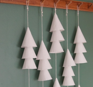 Елочная гирлянда из бумажных стаканчиков