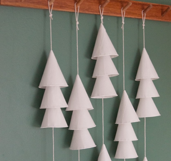 Елочная гирлянда из бумажных стаканчиков